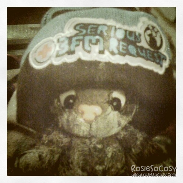 Junior wearing the 3FM Serious Request beanie